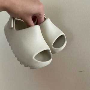 Toddler adidas Yeezy Slides